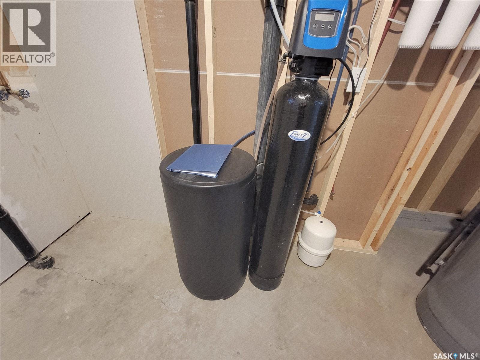 357 5Th Avenue W, Unity, SK - Indoor