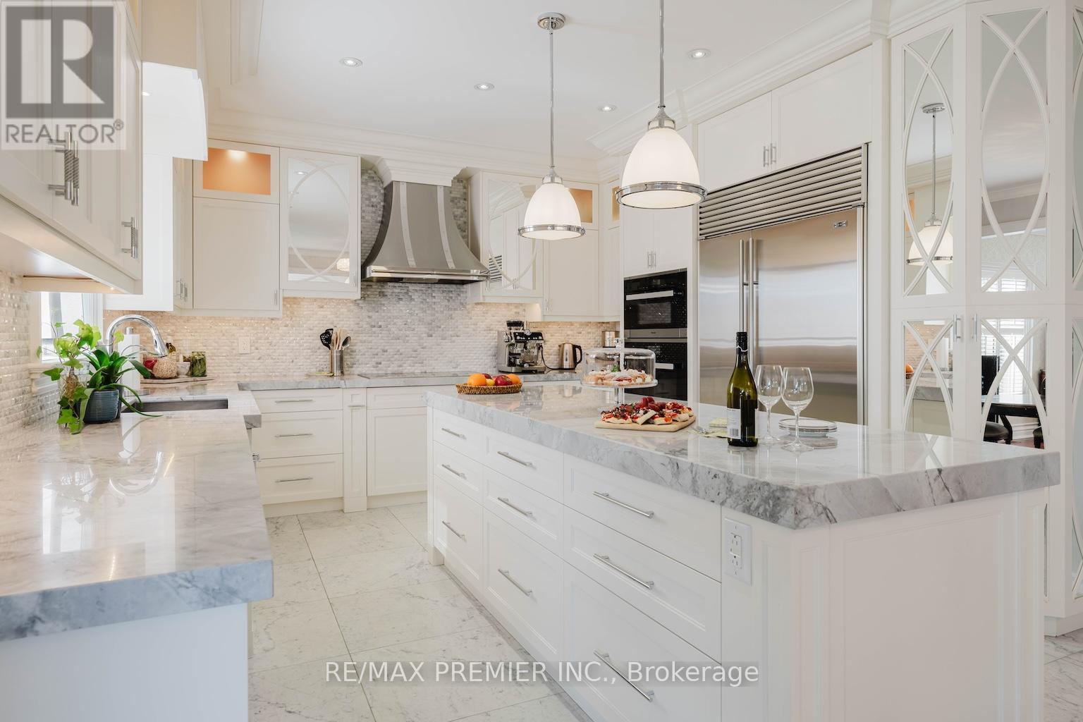 85 Gregory Scott Drive, Vaughan, ON - Indoor Photo Showing Kitchen With Upgraded Kitchen