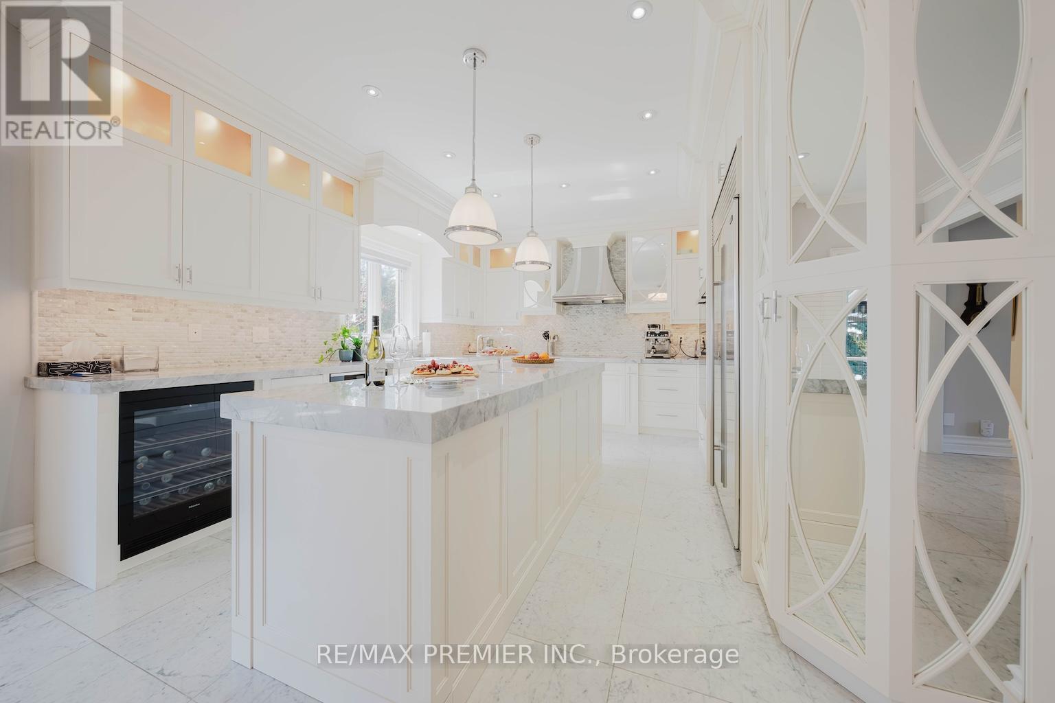 85 Gregory Scott Drive, Vaughan, ON - Indoor Photo Showing Kitchen With Upgraded Kitchen