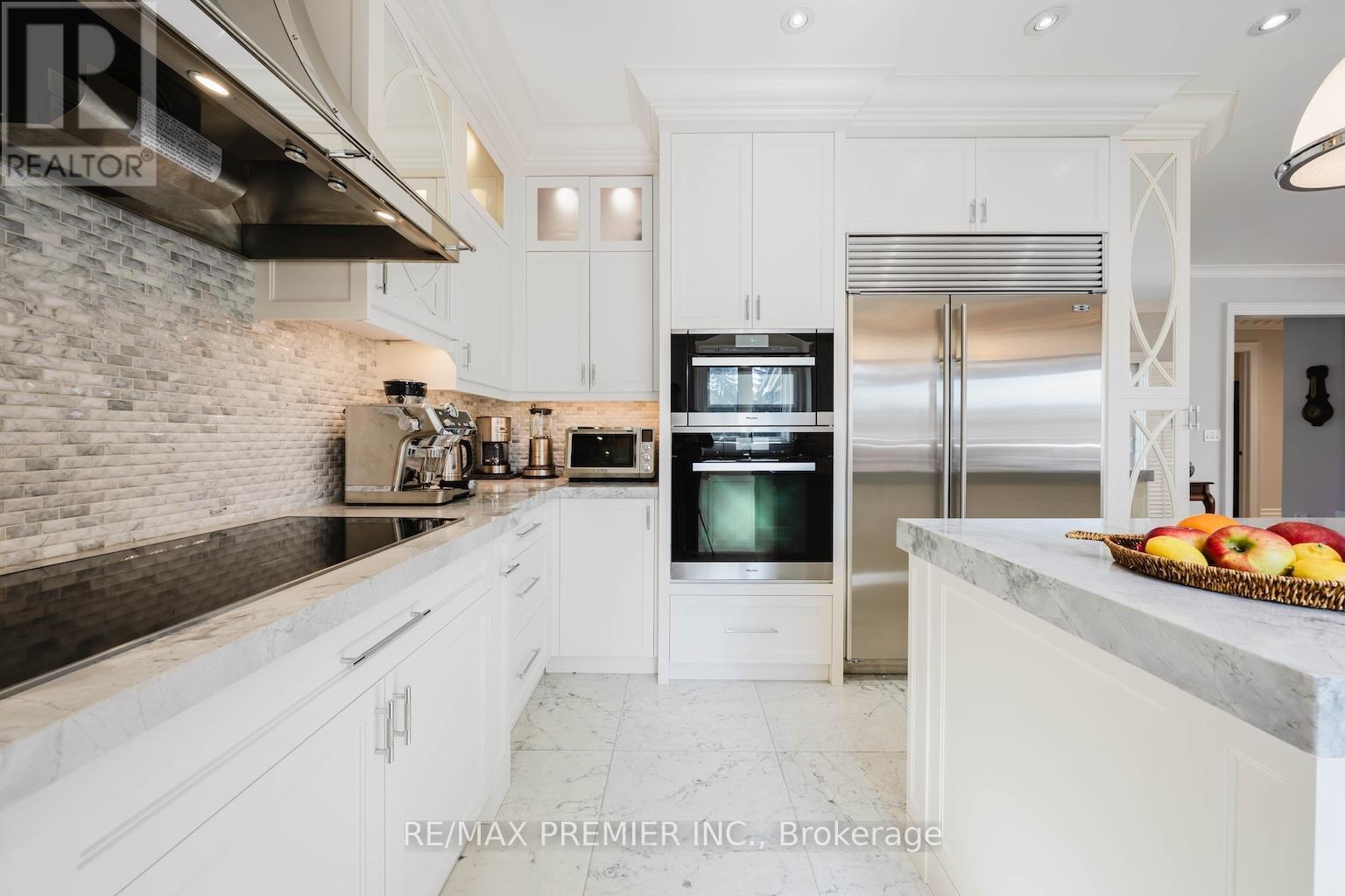 85 Gregory Scott Drive, Vaughan, ON - Indoor Photo Showing Kitchen With Upgraded Kitchen