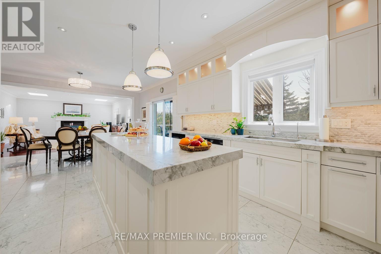 85 Gregory Scott Drive, Vaughan, ON - Indoor Photo Showing Kitchen With Upgraded Kitchen