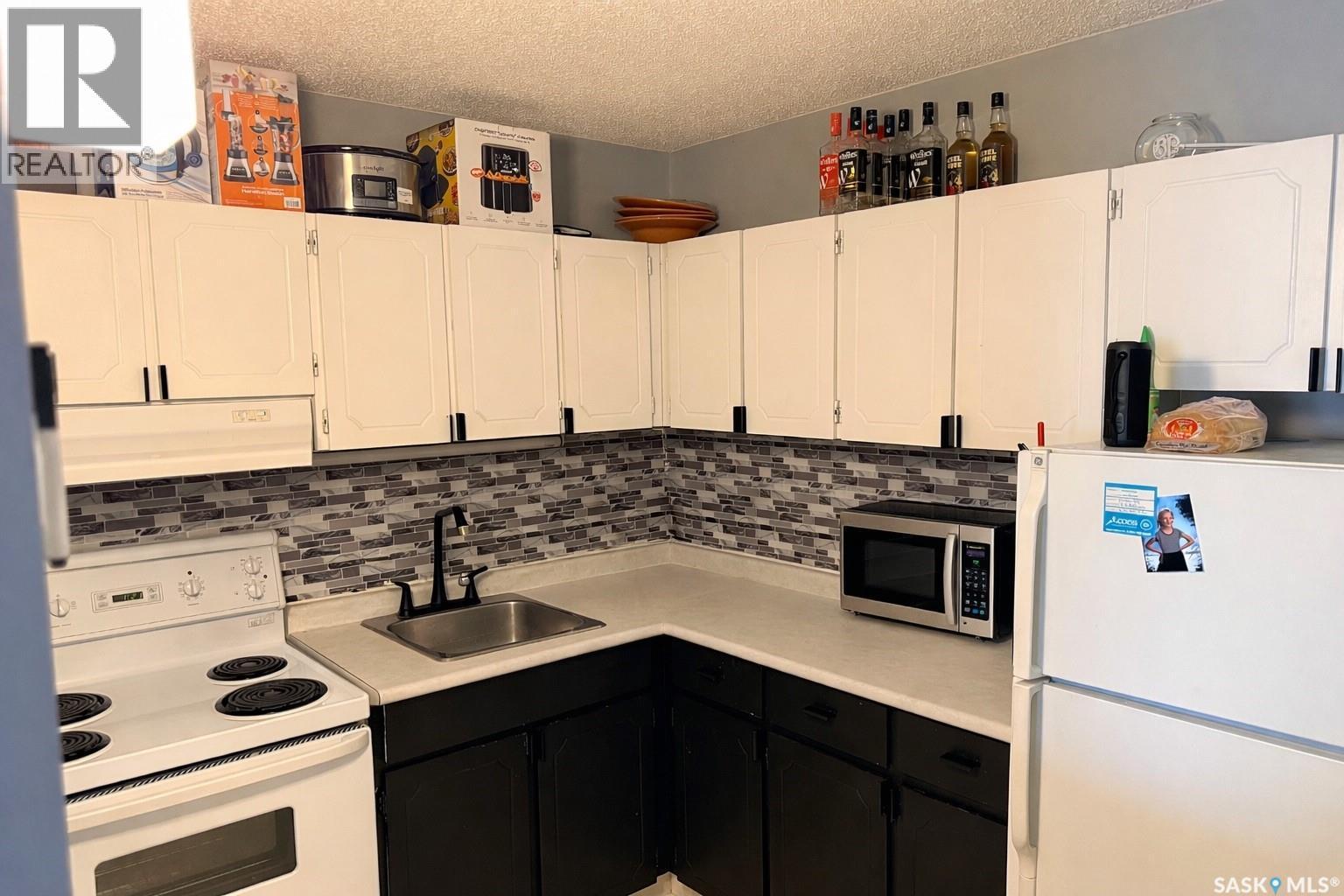 116 Gore Place, Regina, SK - Indoor Photo Showing Kitchen