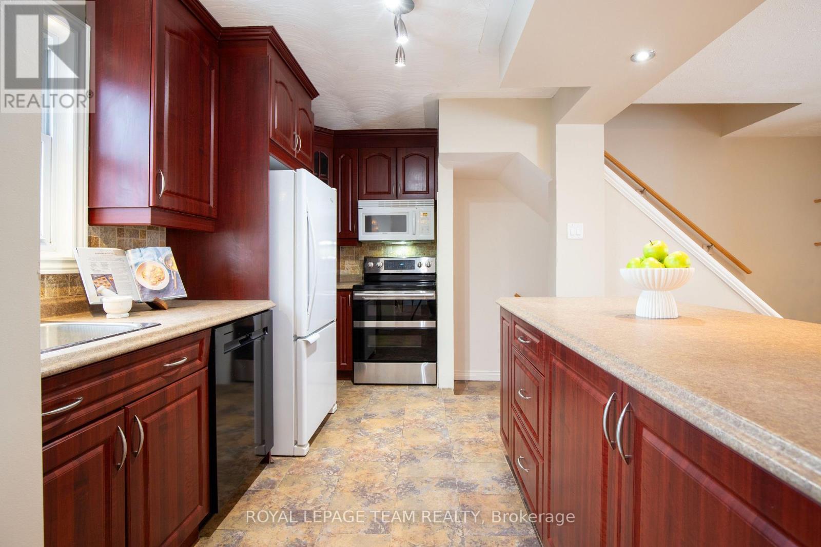 840 Borthwick Avenue, Ottawa, ON - Indoor Photo Showing Kitchen