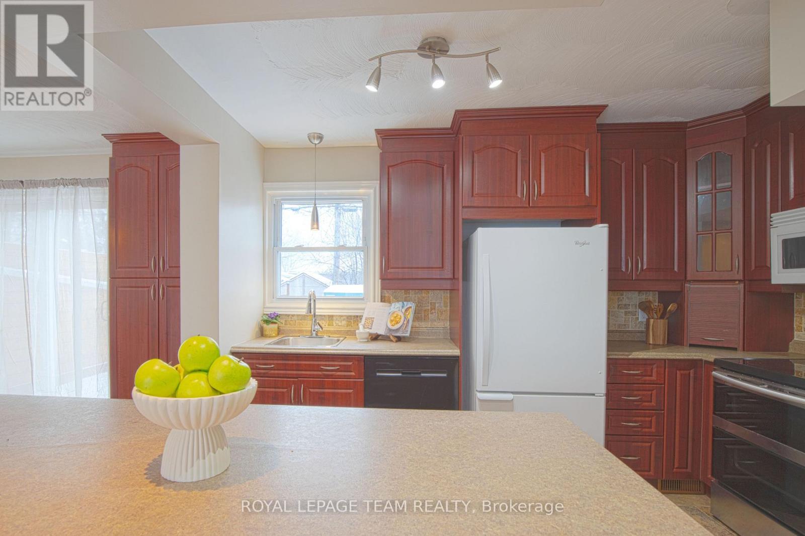 840 Borthwick Avenue, Ottawa, ON - Indoor Photo Showing Kitchen