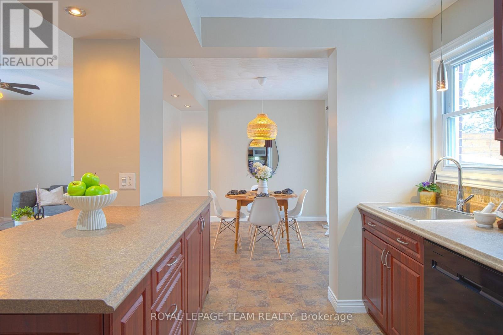840 Borthwick Avenue, Ottawa, ON - Indoor Photo Showing Kitchen