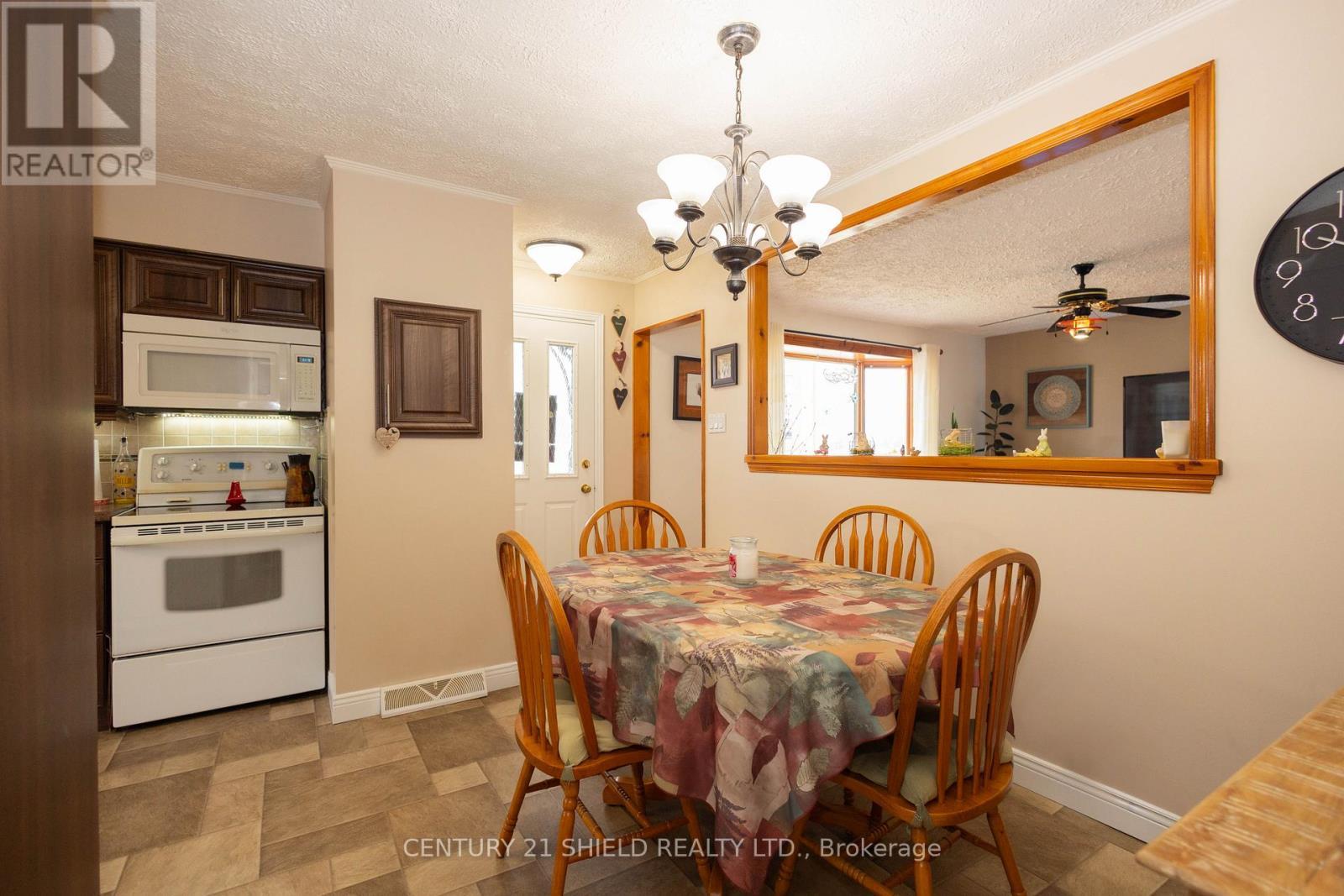 1443 1St Street E, Cornwall, ON - Indoor Photo Showing Dining Room