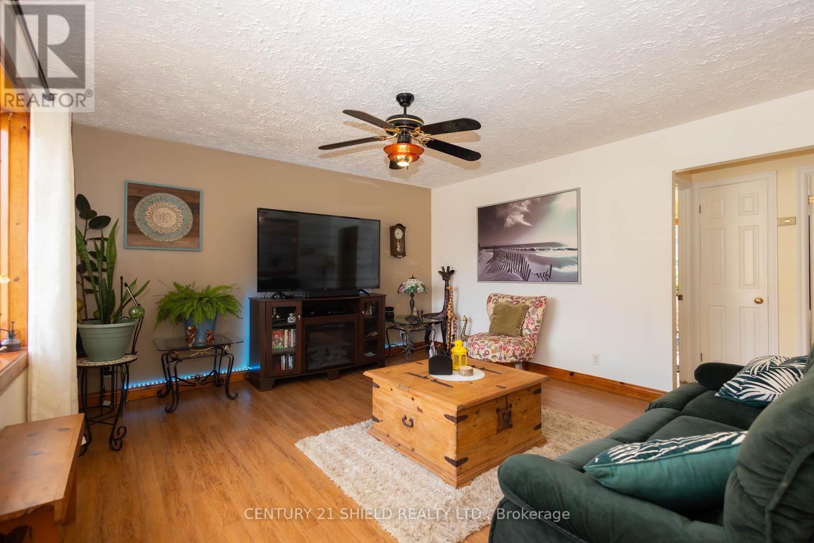 1443 1St Street E, Cornwall, ON - Indoor Photo Showing Living Room