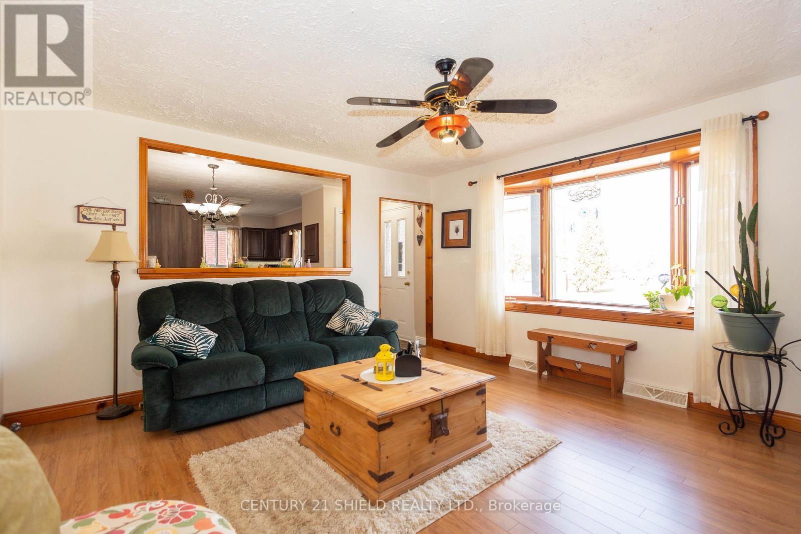 1443 1St Street E, Cornwall, ON - Indoor Photo Showing Living Room