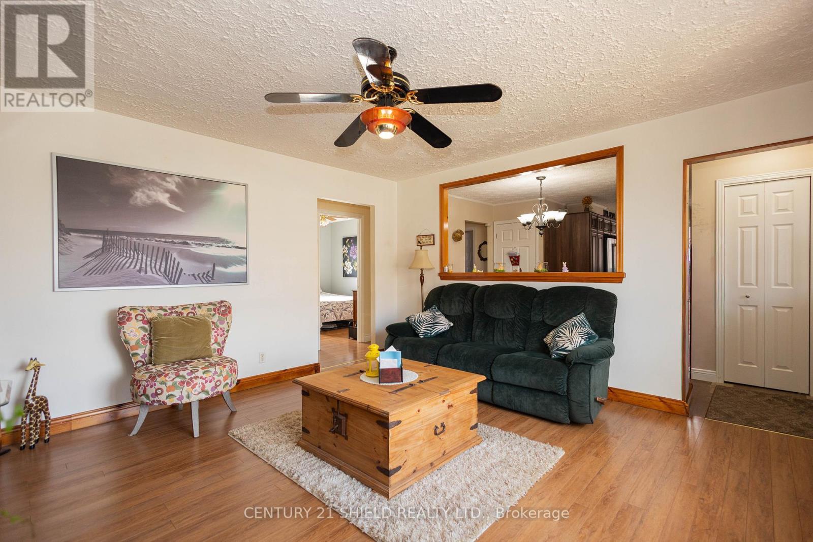 1443 1St Street E, Cornwall, ON - Indoor Photo Showing Living Room