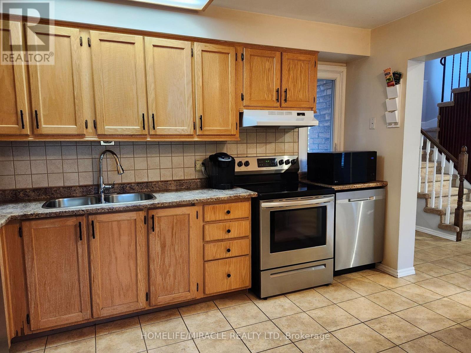 6149 Starfield Crescent, Mississauga, ON - Indoor Photo Showing Kitchen With Double Sink