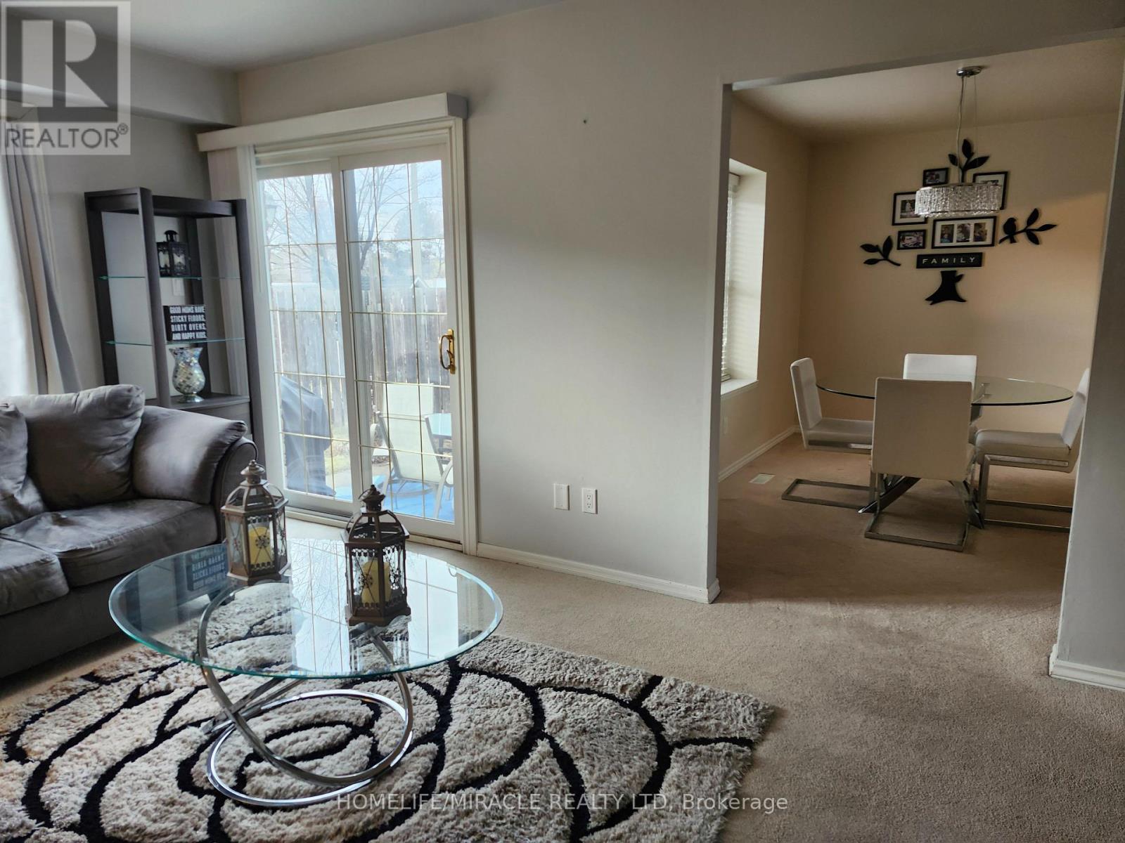 6149 Starfield Crescent, Mississauga, ON - Indoor Photo Showing Living Room