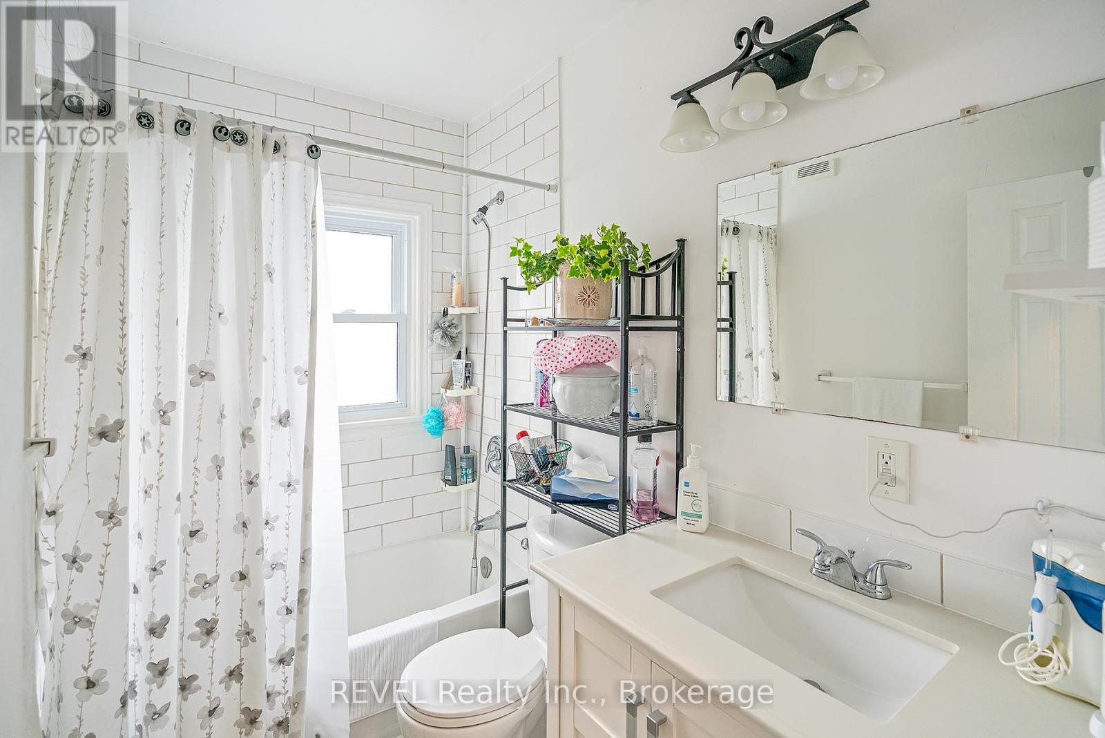 18 A,B,C,D Valley Road, St. Catharines (Rykert/Vansickle), ON