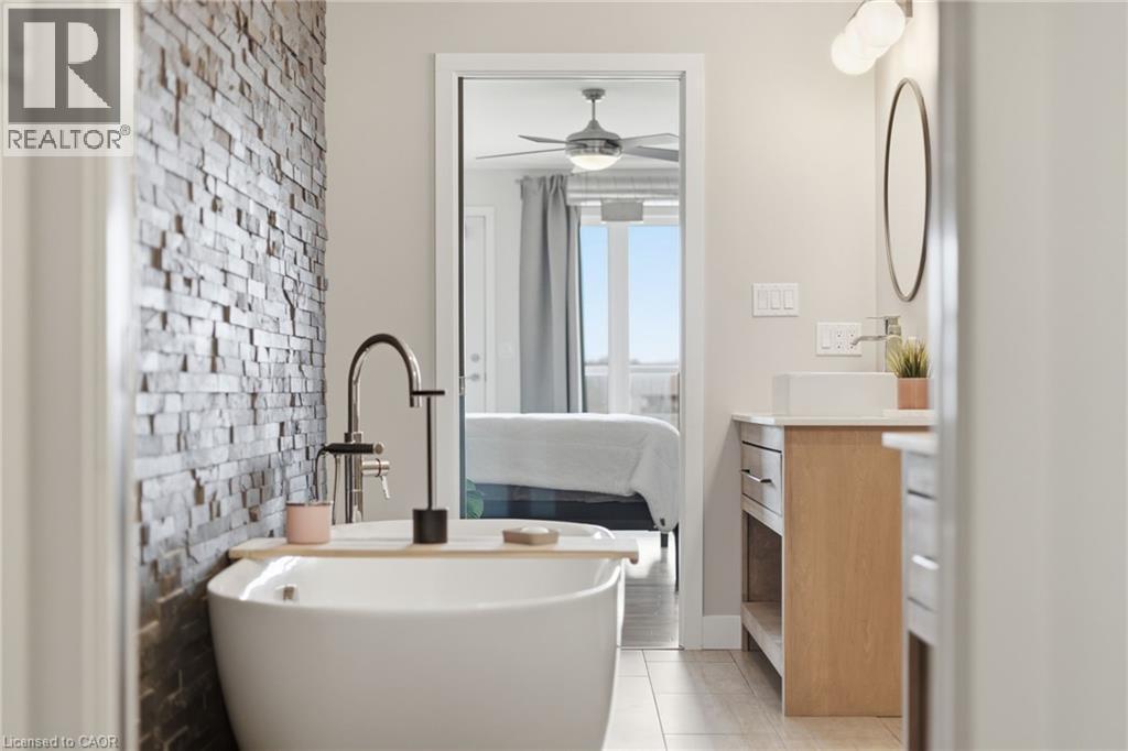 414 John Street N, Hamilton, ON - Indoor Photo Showing Bathroom