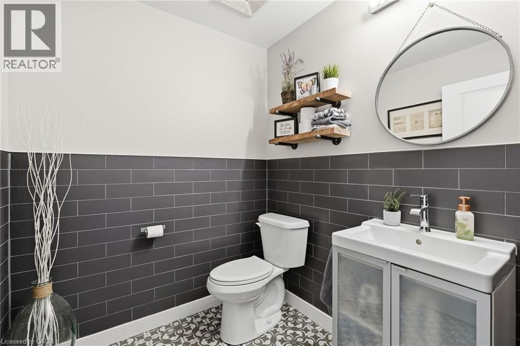 414 John Street N, Hamilton, ON - Indoor Photo Showing Bathroom