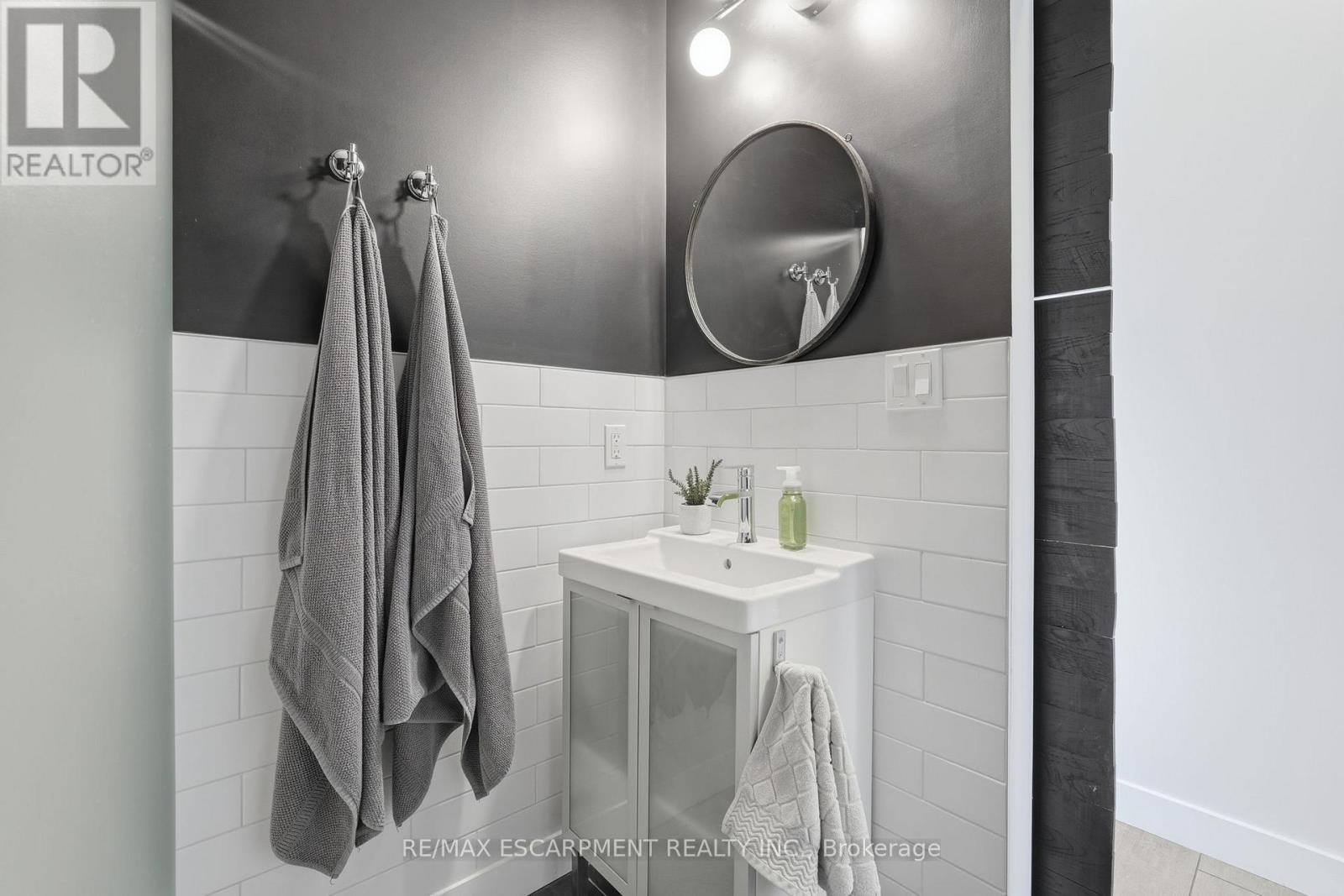 414 John Street, Hamilton, ON - Indoor Photo Showing Bathroom