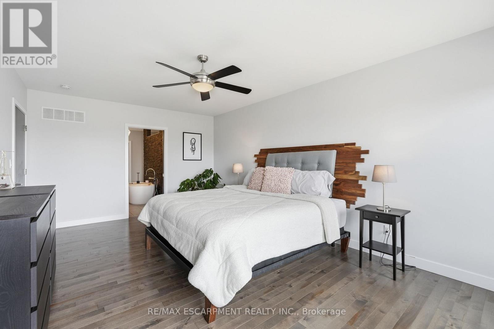 414 John Street, Hamilton, ON - Indoor Photo Showing Bedroom