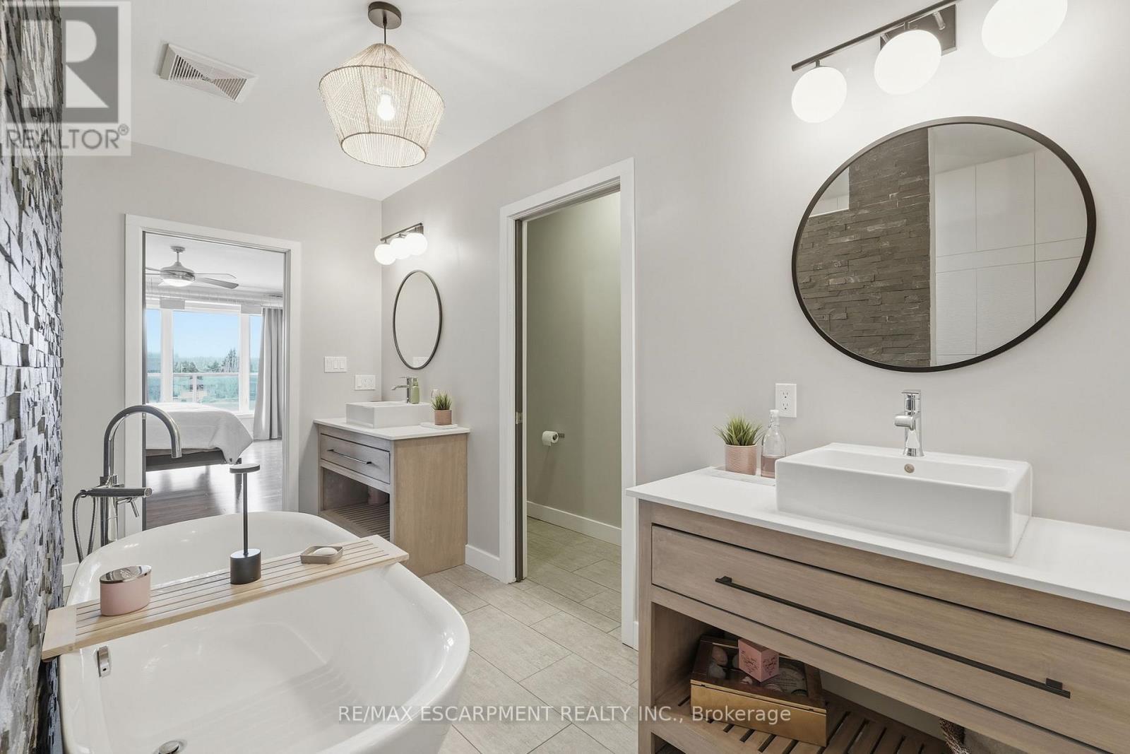 414 John Street, Hamilton, ON - Indoor Photo Showing Bathroom