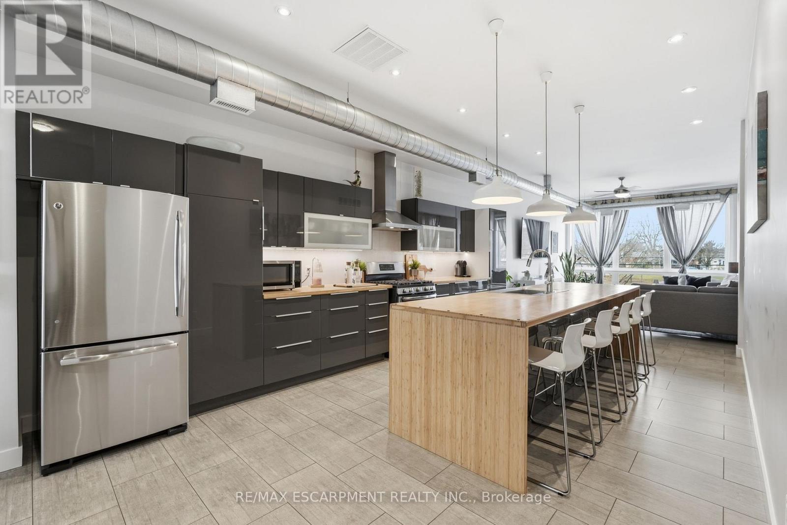 414 John Street, Hamilton, ON - Indoor Photo Showing Kitchen With Upgraded Kitchen