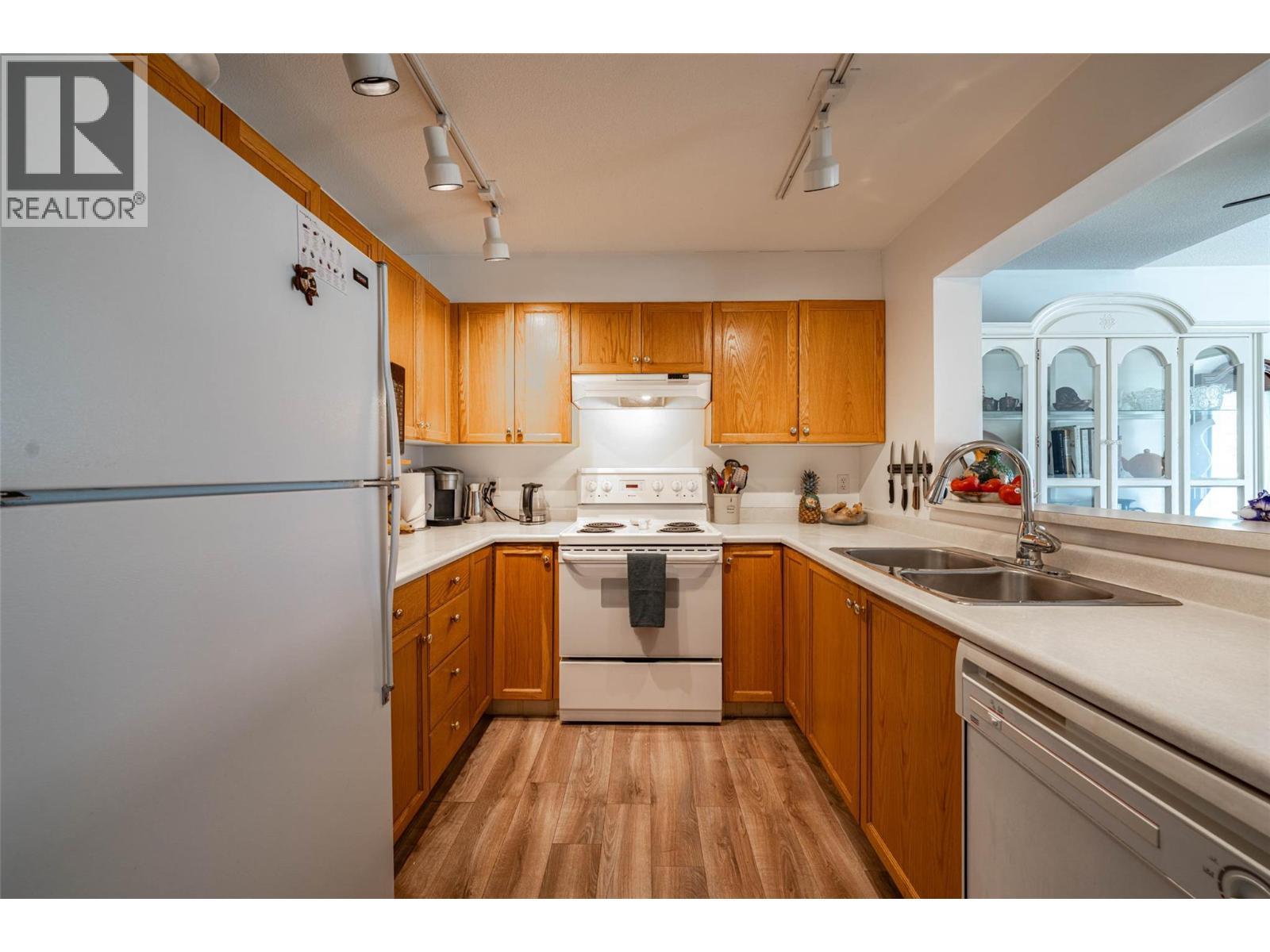 3320 Centennial Drive Unit# 403, Vernon, BC - Indoor Photo Showing Kitchen With Double Sink