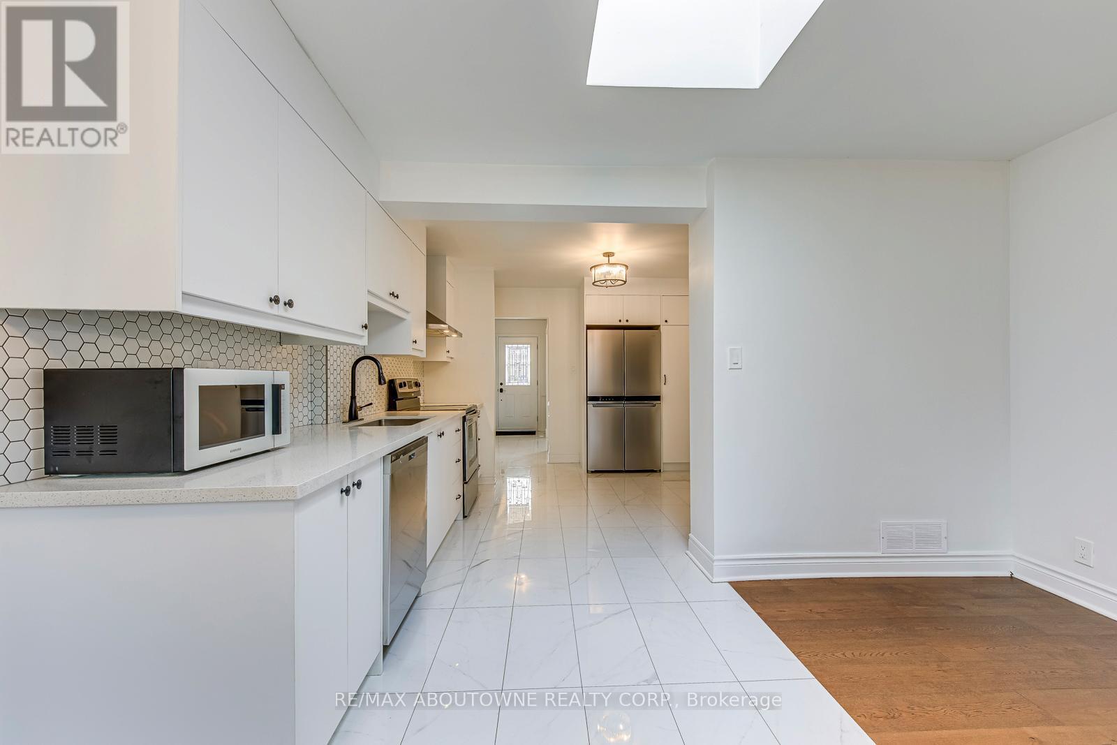 2565 Windjammer Road, Mississauga, ON - Indoor Photo Showing Kitchen