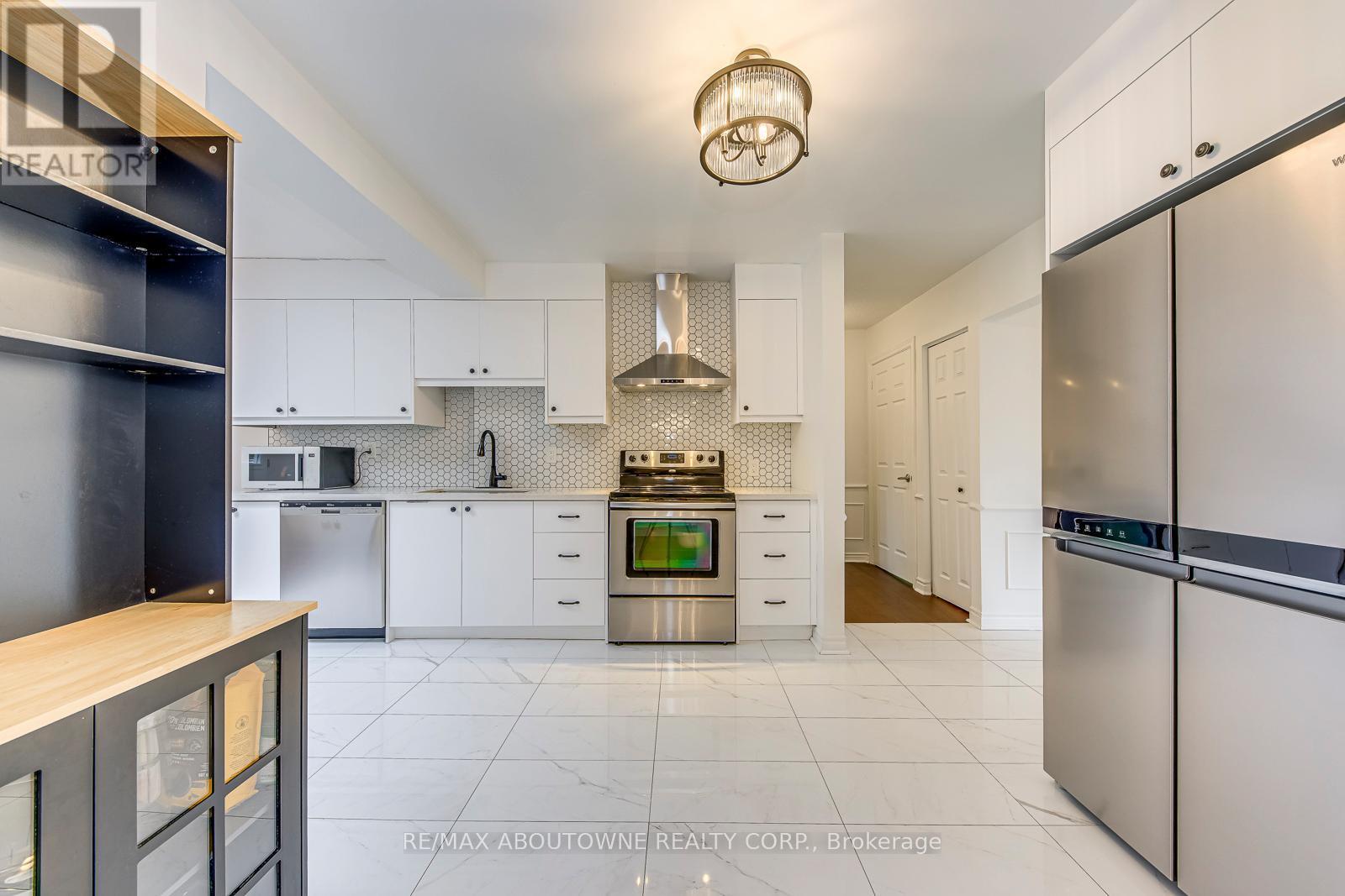 2565 Windjammer Road, Mississauga, ON - Indoor Photo Showing Kitchen