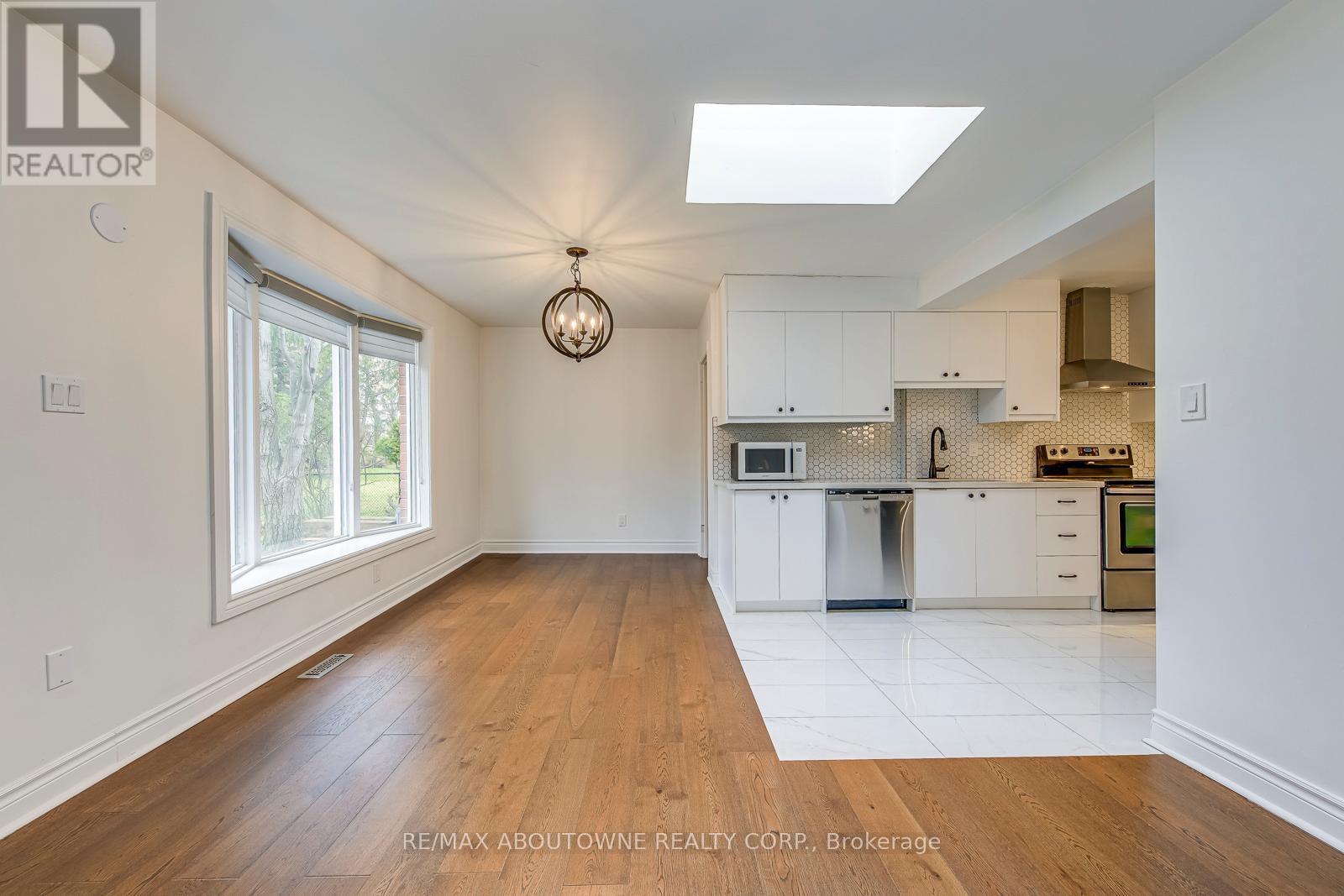 2565 Windjammer Road, Mississauga, ON - Indoor Photo Showing Kitchen