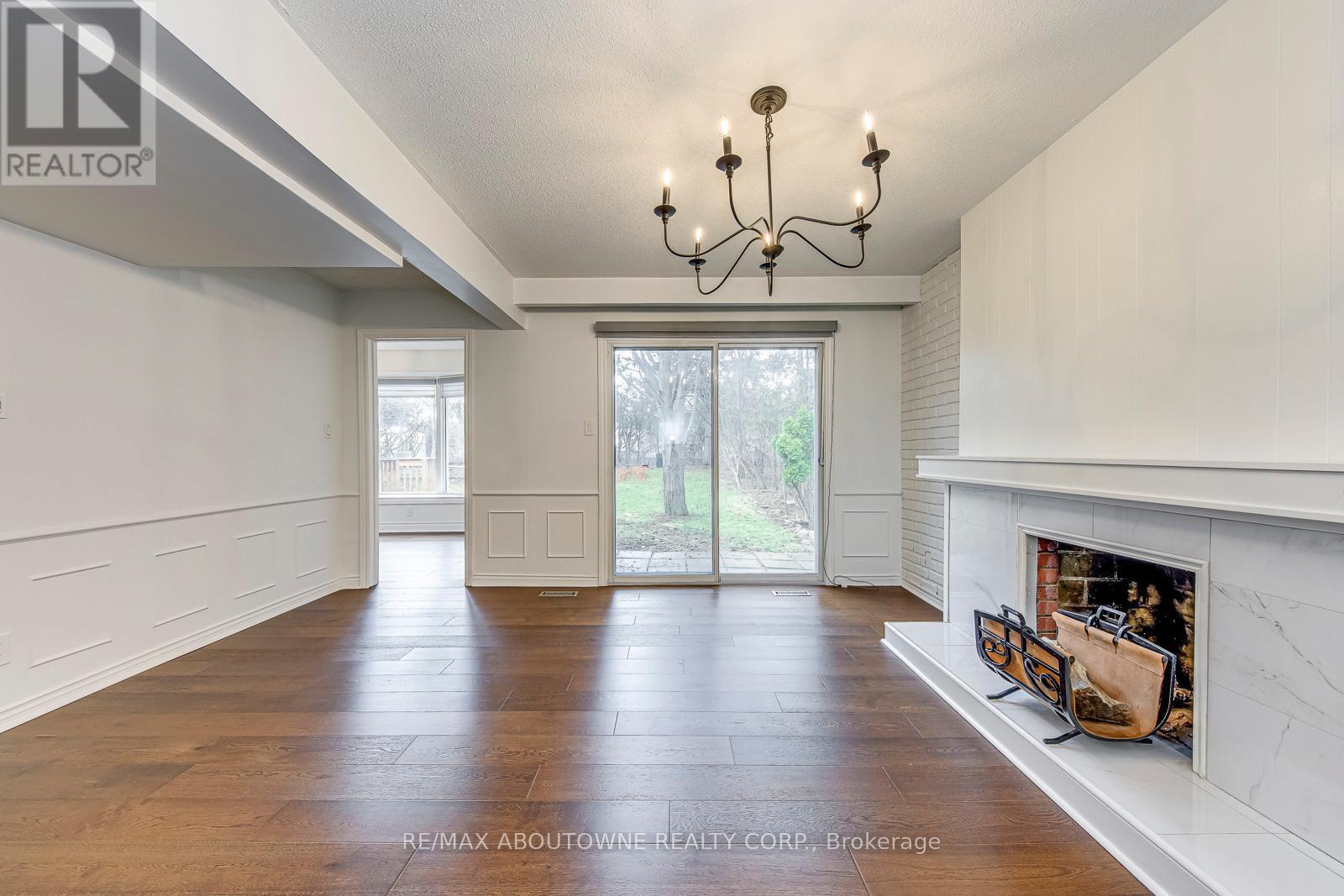 2565 Windjammer Road, Mississauga, ON - Indoor Photo Showing Living Room With Fireplace