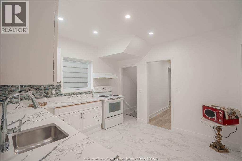 1345 Henry Ford, Windsor, ON - Indoor Photo Showing Kitchen