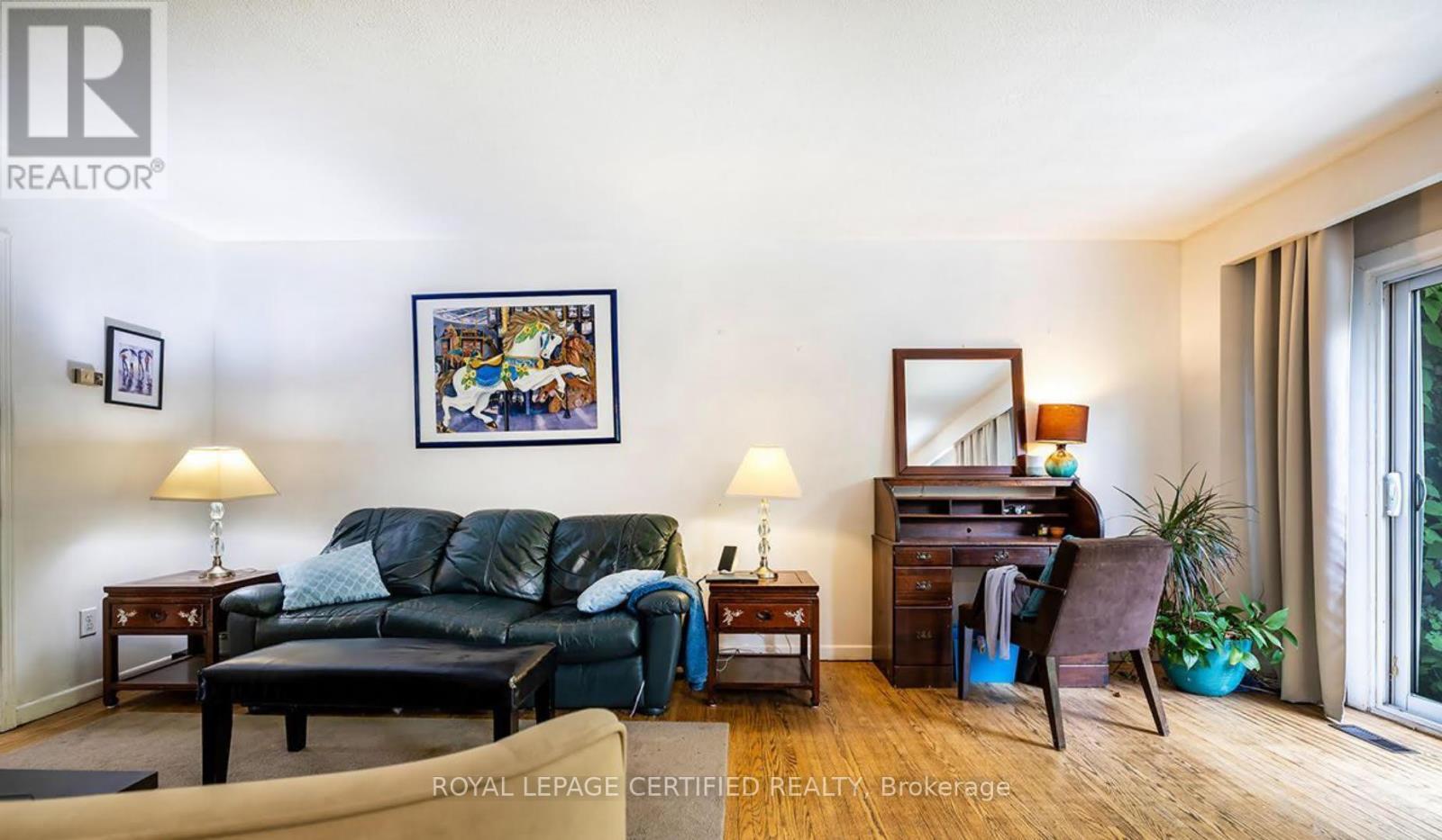 6872 Darcel Avenue, Mississauga, ON - Indoor Photo Showing Living Room
