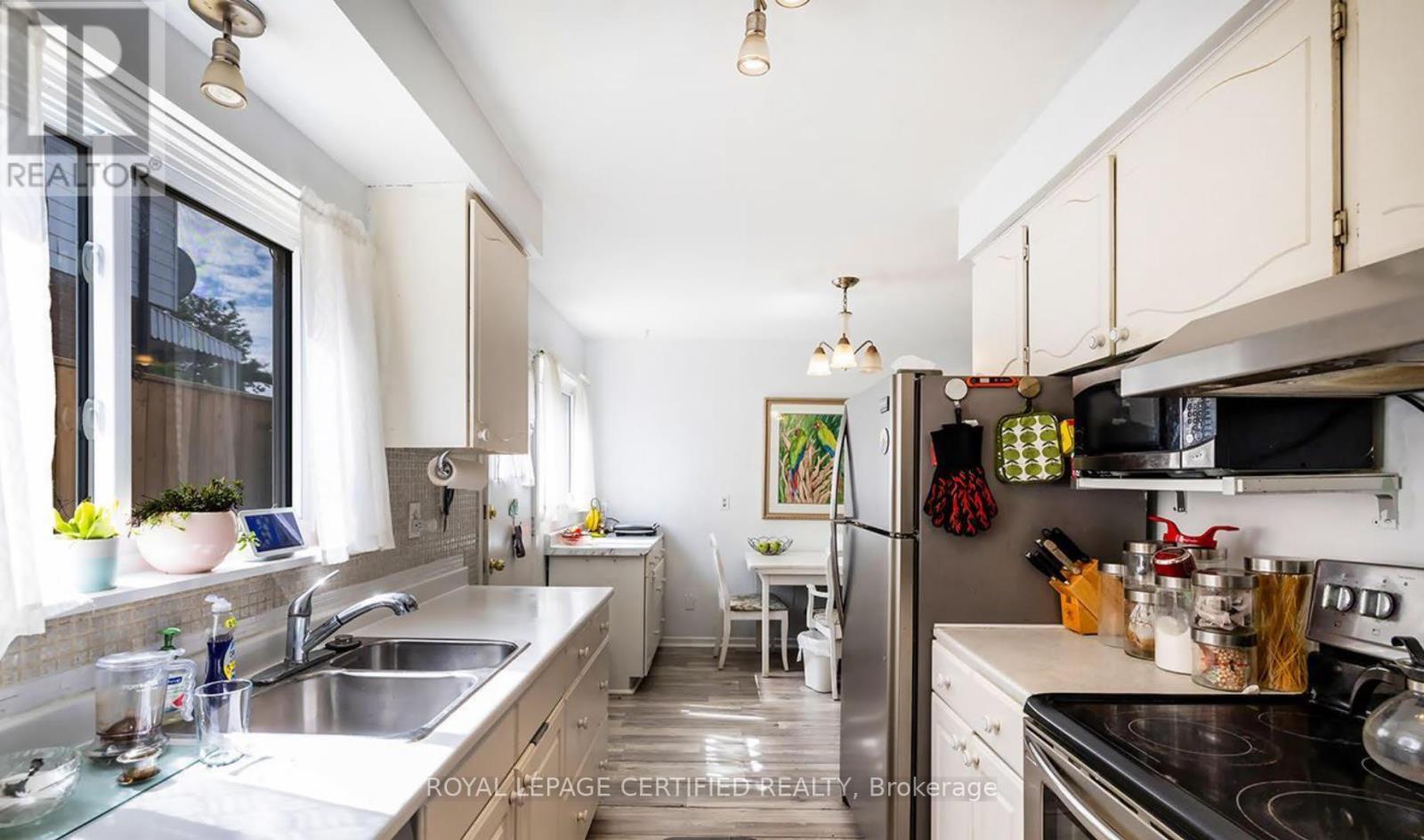 6872 Darcel Avenue, Mississauga, ON - Indoor Photo Showing Kitchen With Double Sink