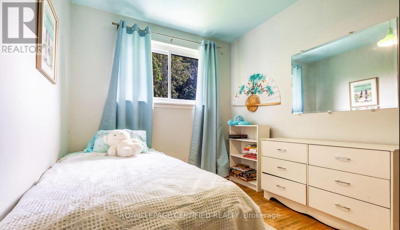 2nd bdr 2nd floor - 6872 Darcel Avenue, Mississauga, ON - Indoor Photo Showing Bedroom