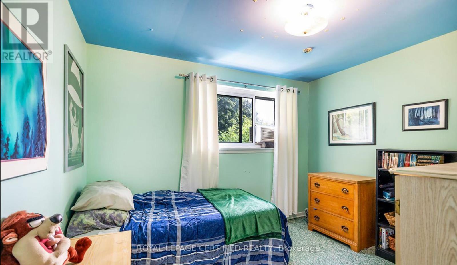 3rd bdr 2nd floor - 6872 Darcel Avenue, Mississauga, ON - Indoor Photo Showing Bedroom