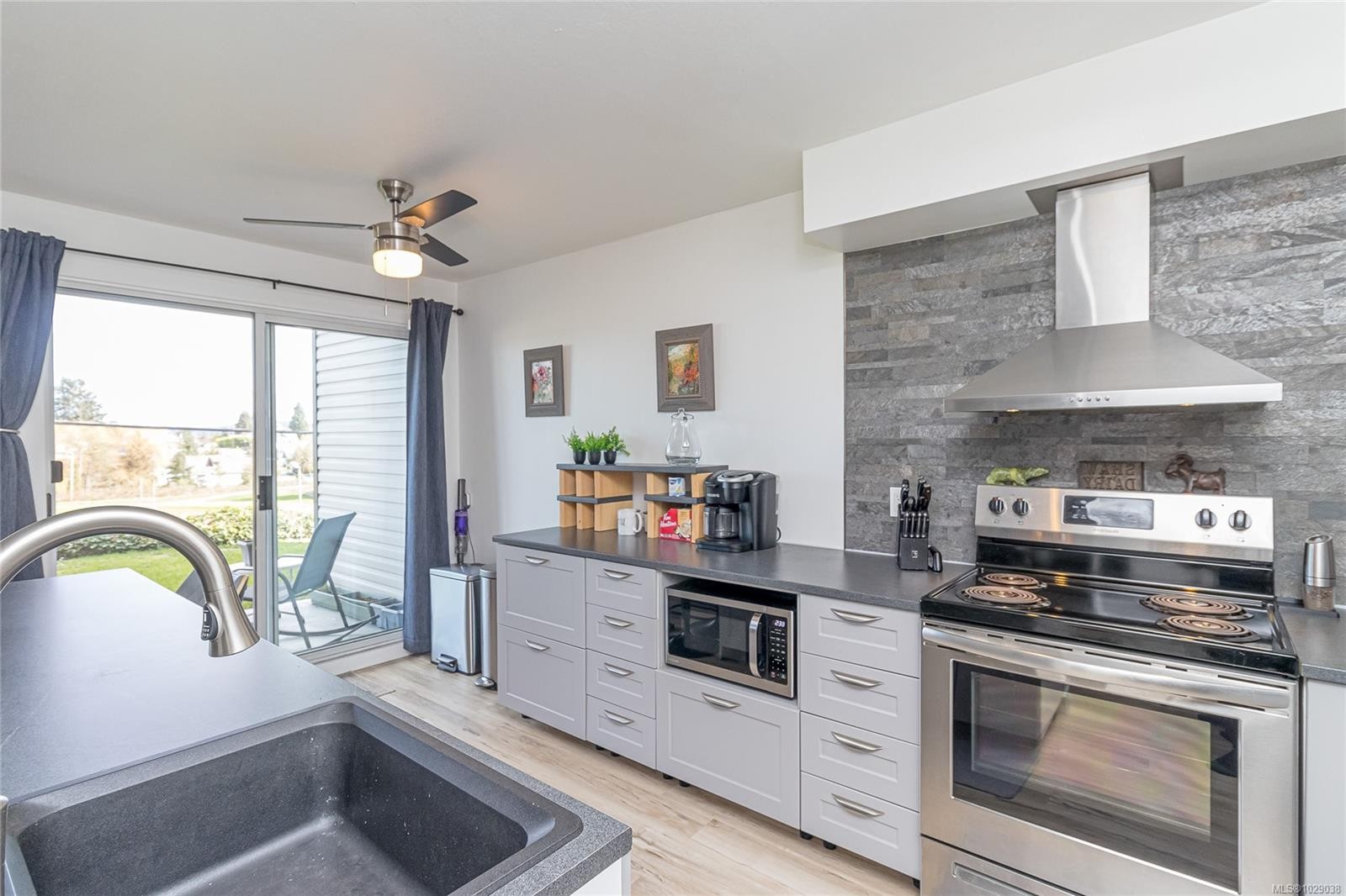 107-9916 Daniel St, Chemainus, BC - Indoor Photo Showing Kitchen