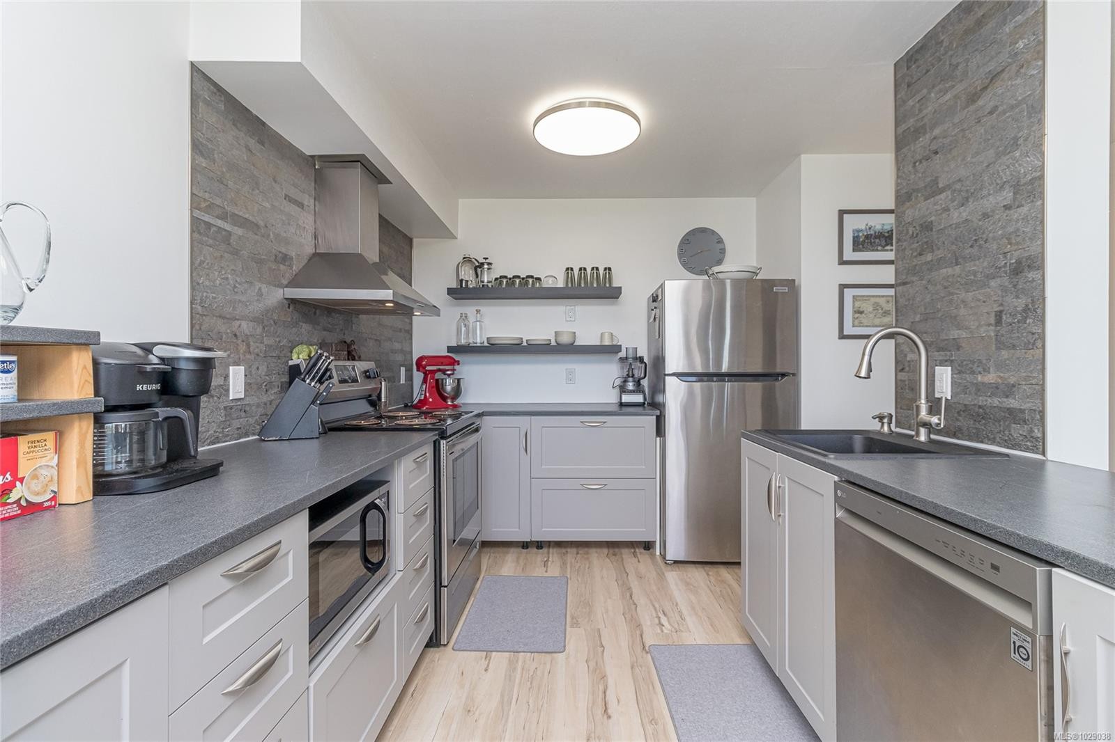 107-9916 Daniel St, Chemainus, BC - Indoor Photo Showing Kitchen