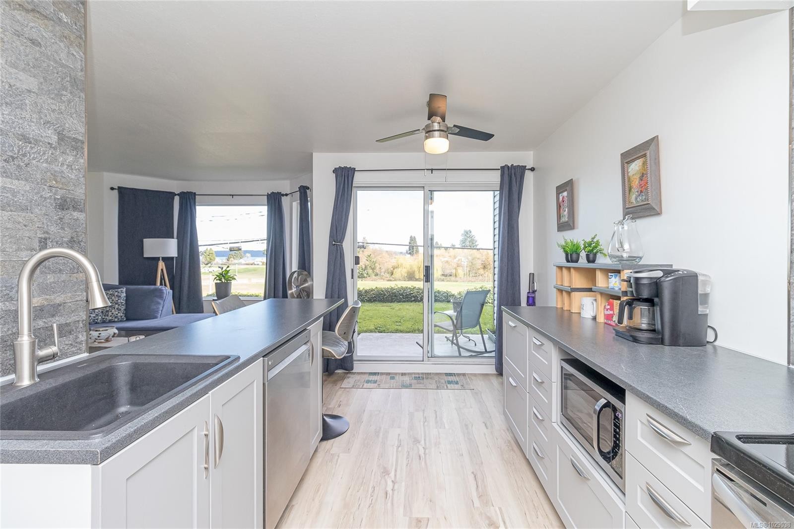 107-9916 Daniel St, Chemainus, BC - Indoor Photo Showing Kitchen