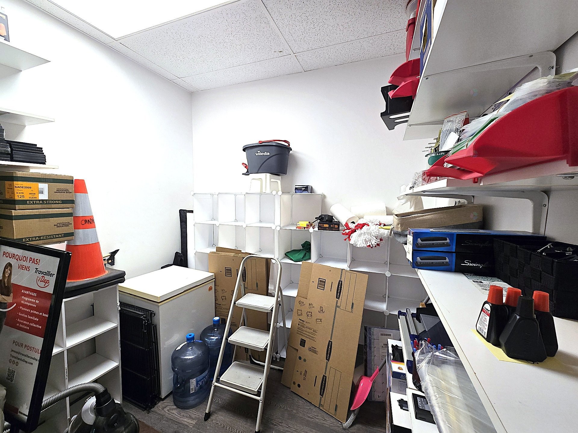 Rangement - 230-1527 Desserte Nord Laval (A-440) O., Laval (Chomedey), QC - Indoor