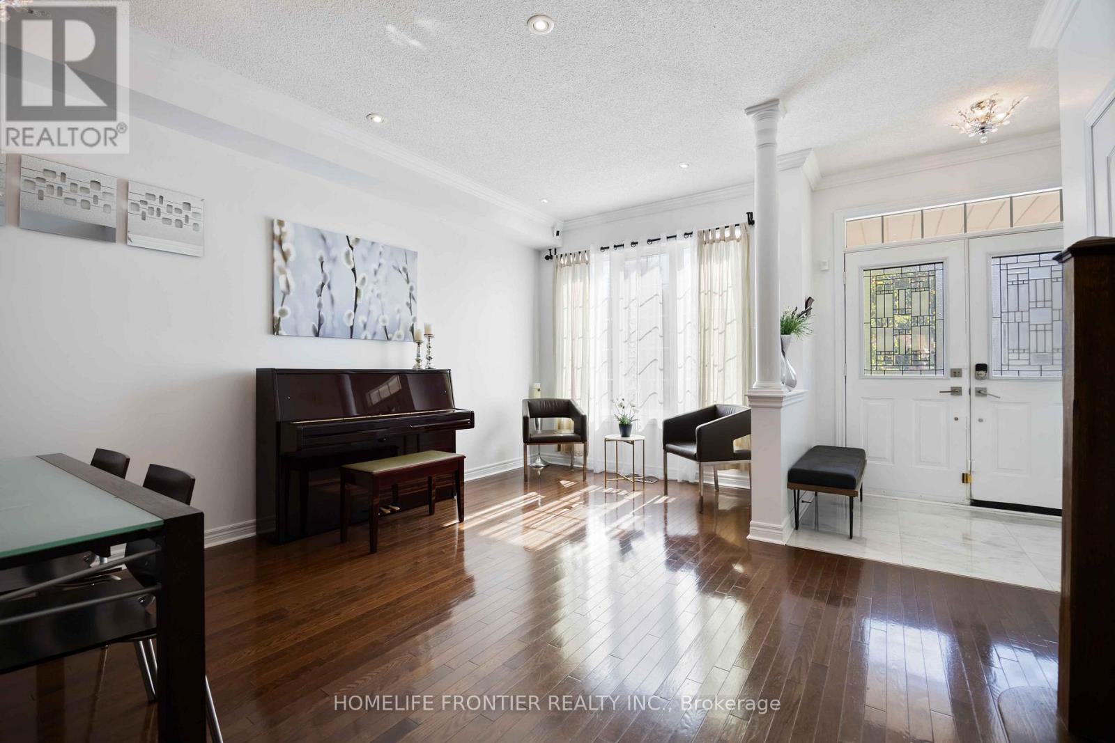 26 Barnstone Drive, Markham, ON - Indoor Photo Showing Living Room