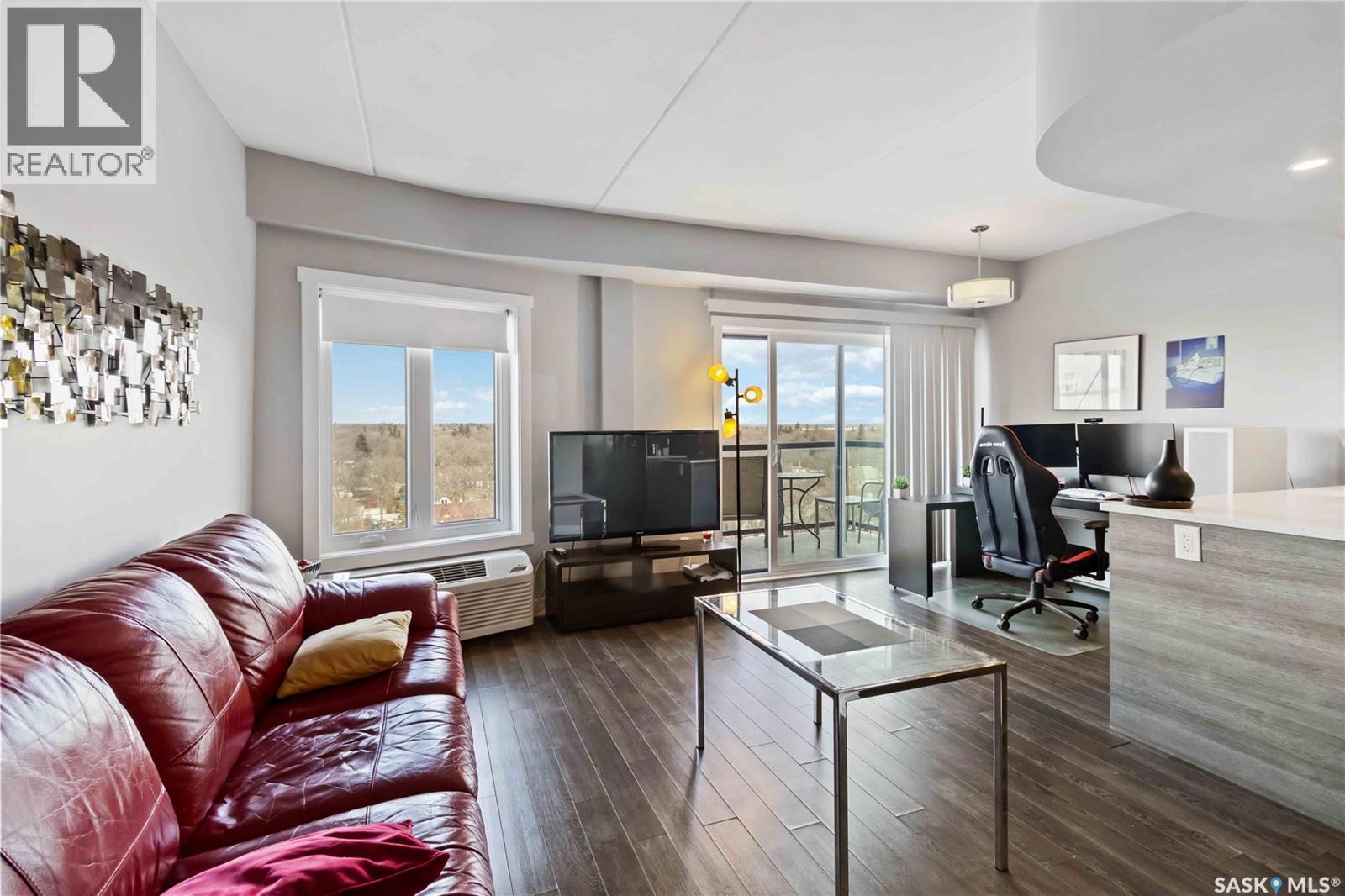 801 550 4Th Avenue N, Saskatoon, SK - Indoor Photo Showing Living Room