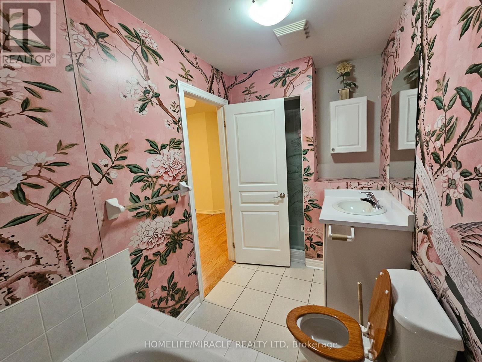 868 Oasis Drive, Mississauga, ON - Indoor Photo Showing Bathroom