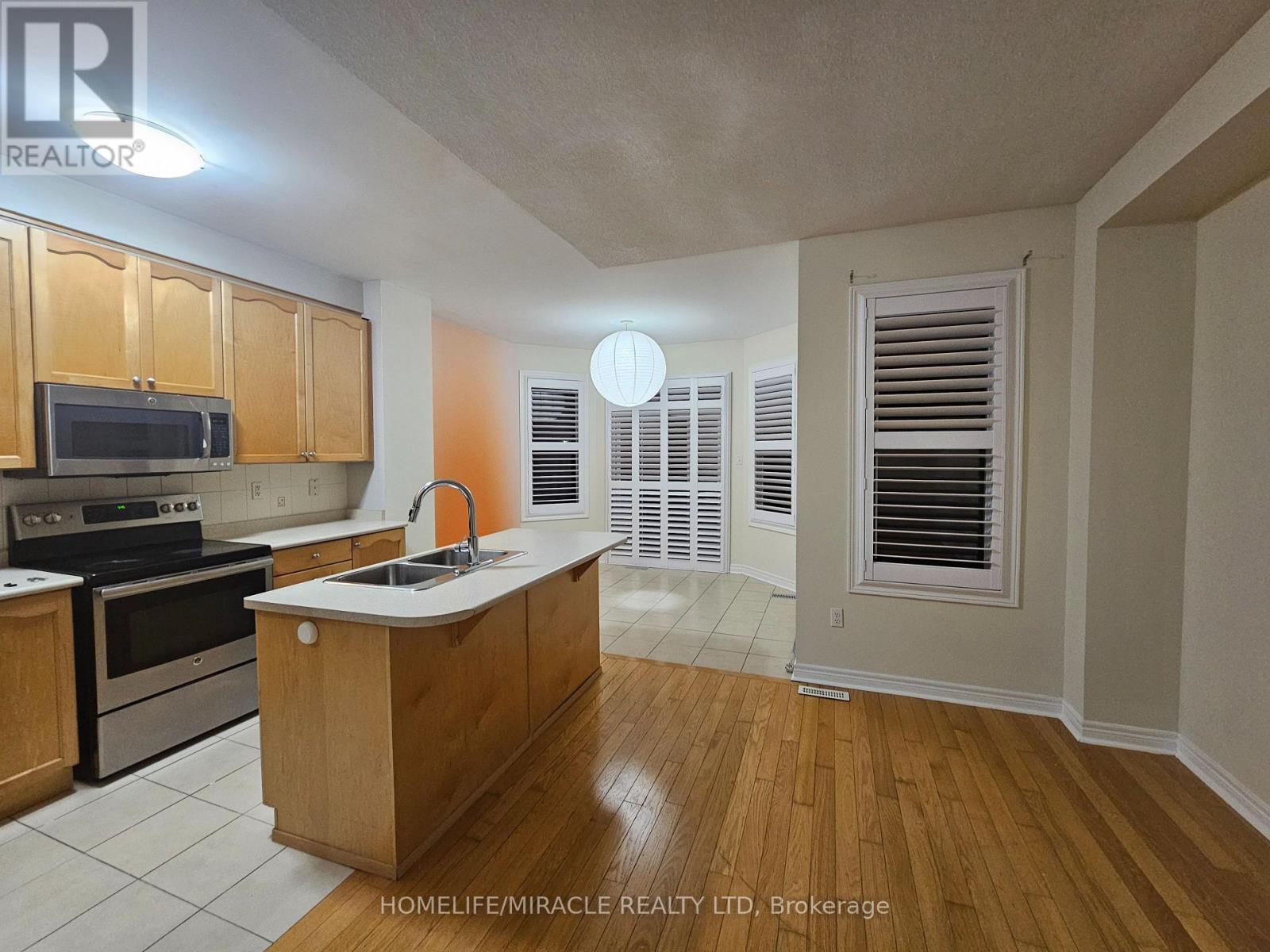 868 Oasis Drive, Mississauga, ON - Indoor Photo Showing Kitchen With Double Sink