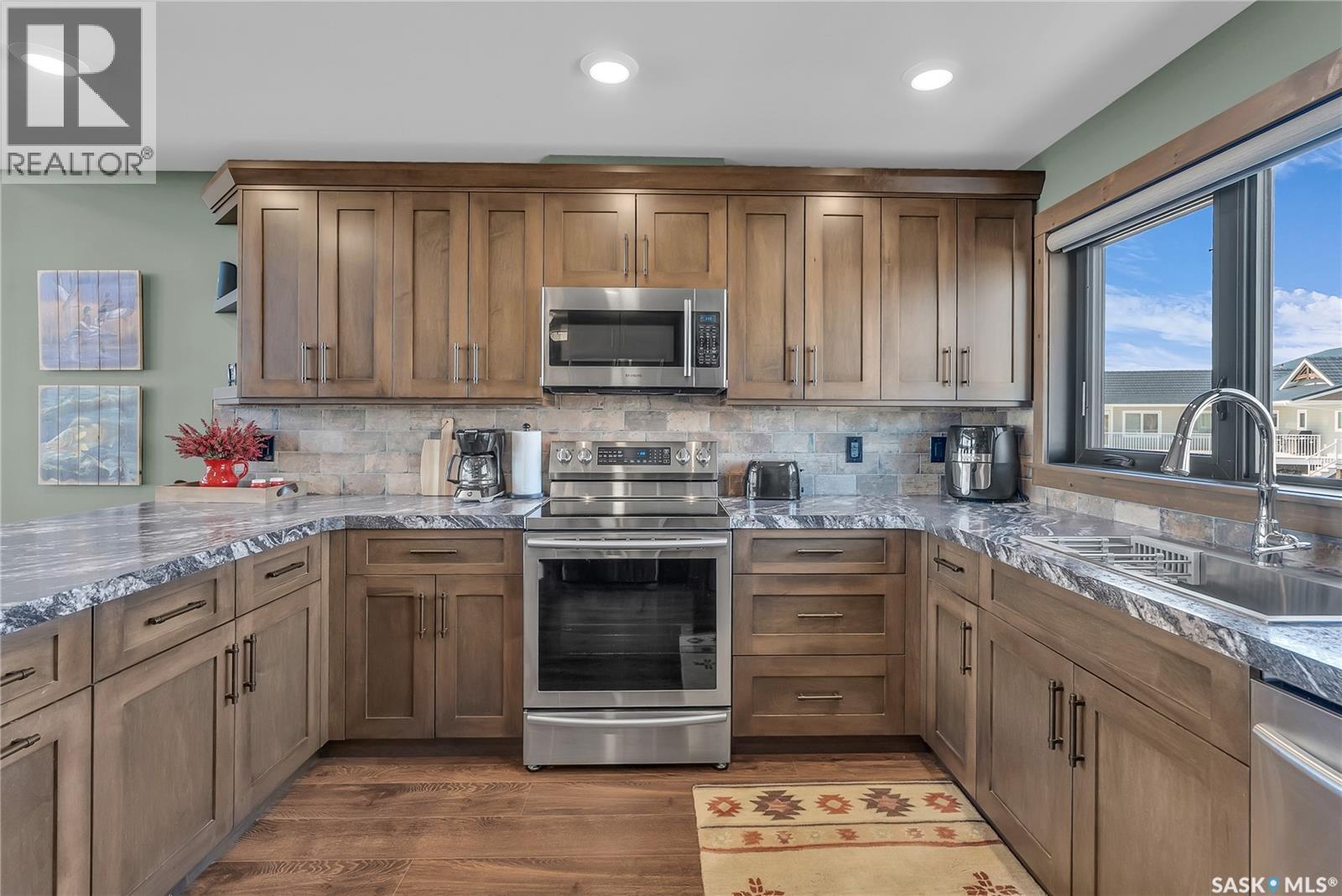 35 Grace Bay, Diefenbaker Lake, SK - Indoor Photo Showing Kitchen