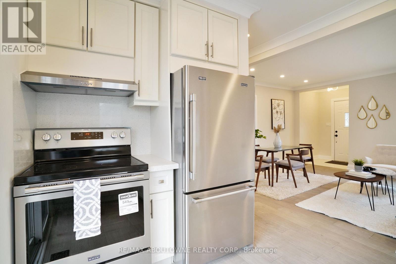 96 Mohawk Road E, Hamilton, ON - Indoor Photo Showing Kitchen