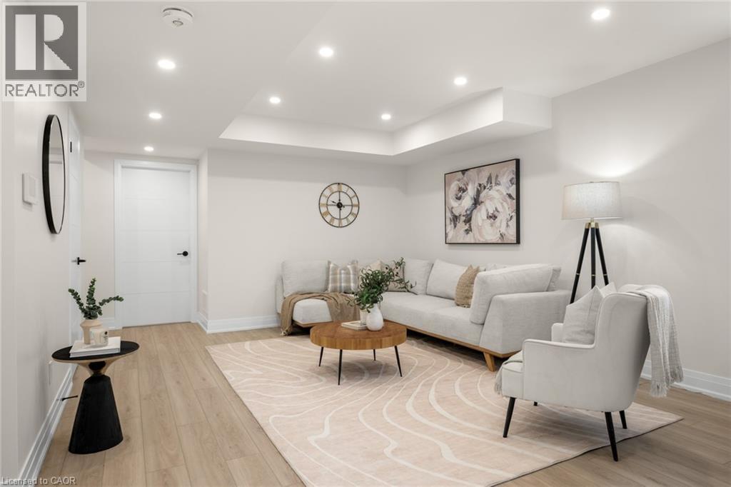 82 Chalmers Street N, Cambridge, ON - Indoor Photo Showing Living Room