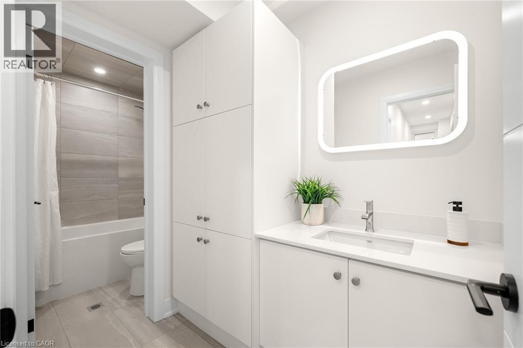 82 Chalmers Street N, Cambridge, ON - Indoor Photo Showing Bathroom