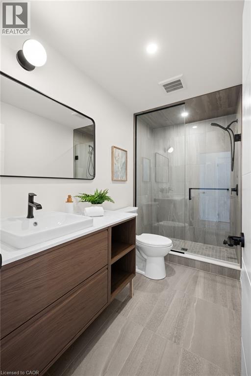 82 Chalmers Street N, Cambridge, ON - Indoor Photo Showing Bathroom