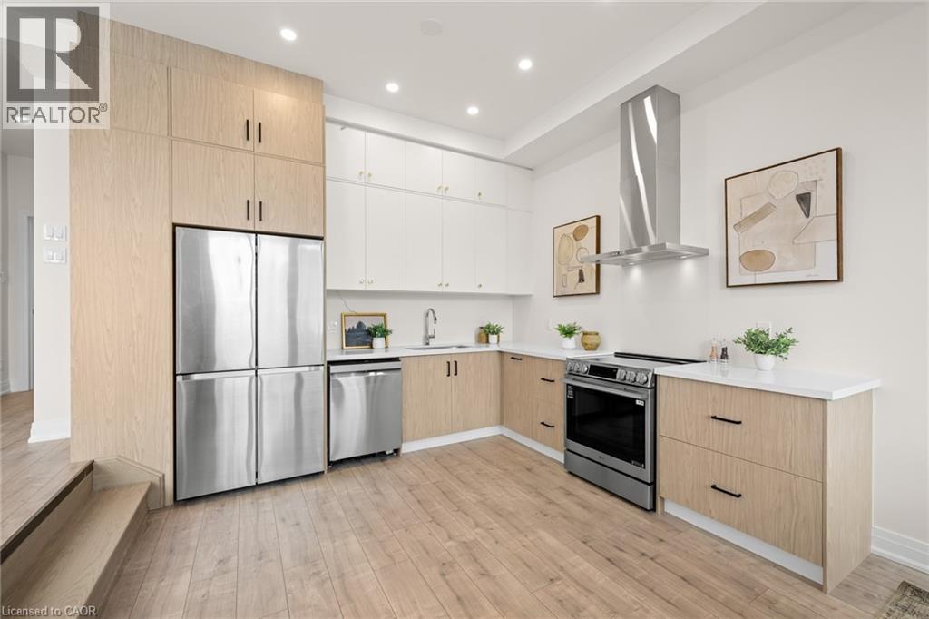 82 Chalmers Street N, Cambridge, ON - Indoor Photo Showing Kitchen With Upgraded Kitchen