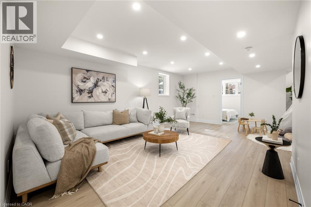 84 Chalmers Street N, Cambridge, ON - Indoor Photo Showing Living Room
