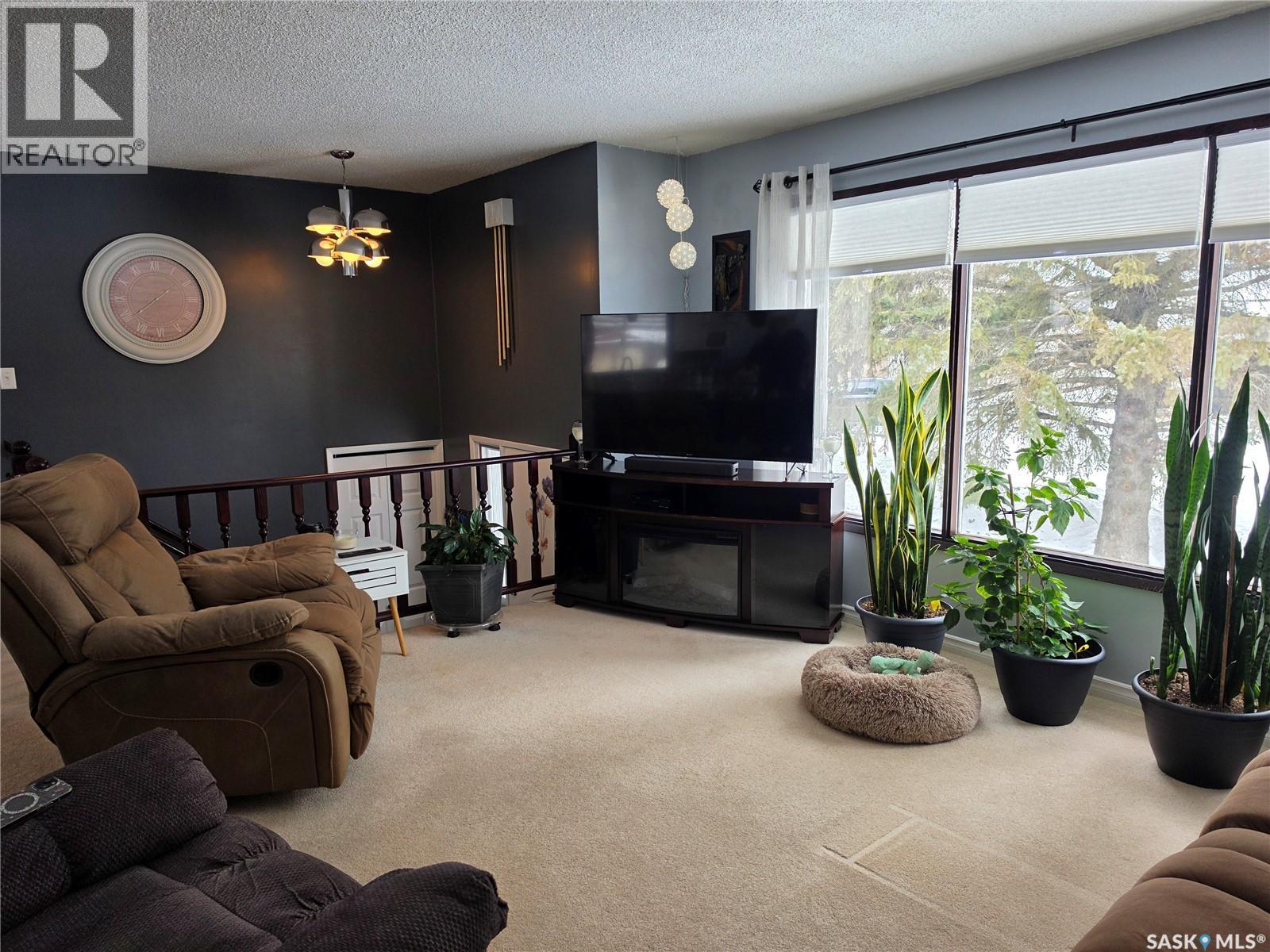 360 2Nd Avenue E, Englefeld, SK - Indoor Photo Showing Living Room