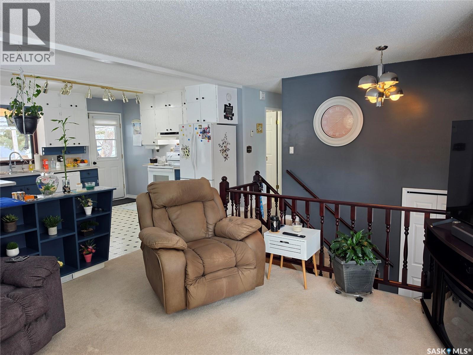 360 2Nd Avenue E, Englefeld, SK - Indoor Photo Showing Living Room