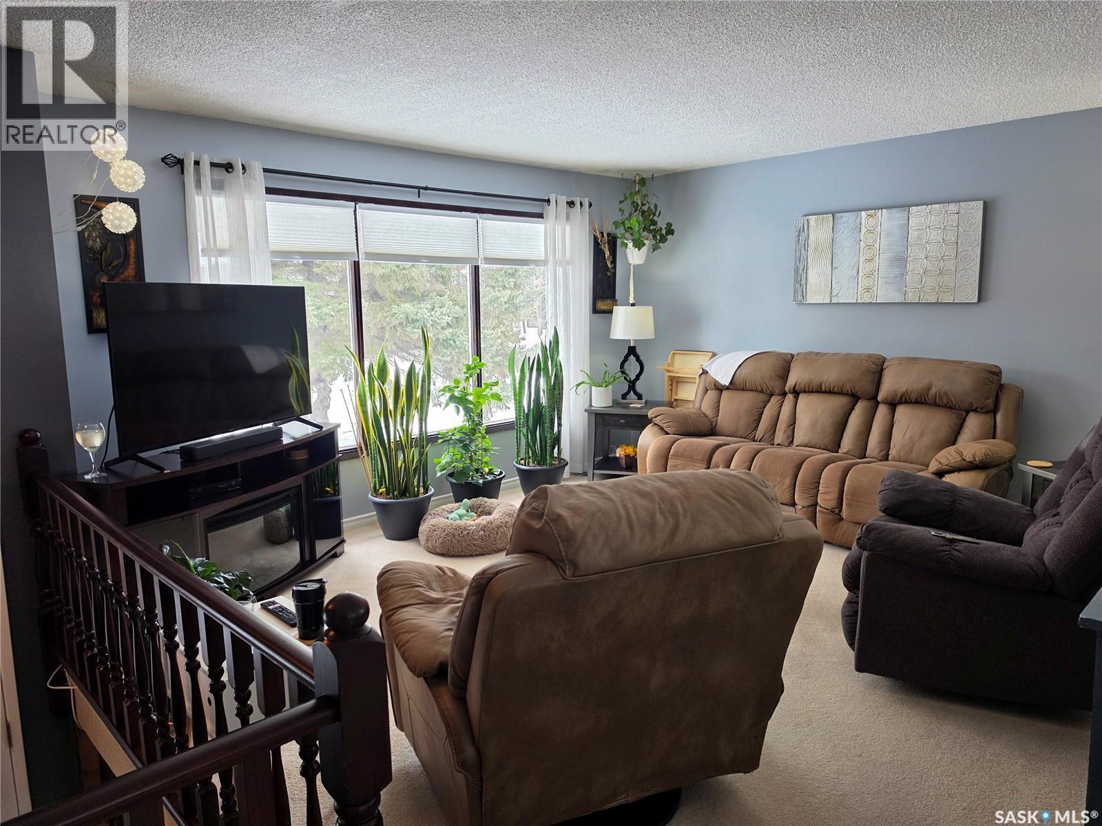 360 2Nd Avenue E, Englefeld, SK - Indoor Photo Showing Living Room